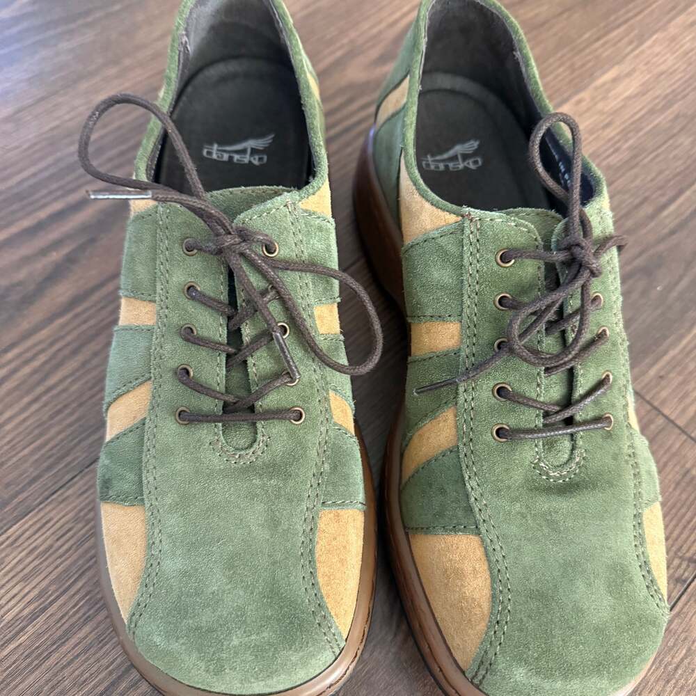 Two-Tone Suede Oxfords These oxfords are insanely...
